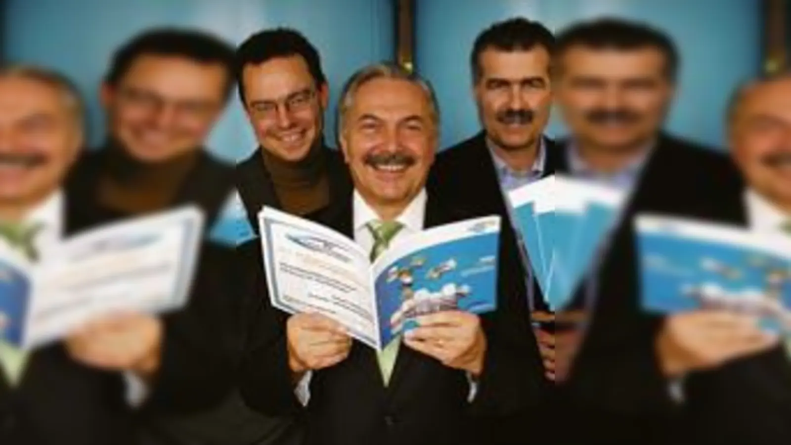 Michael Schmitt, Wirtschaftsförderung, Bürgermeister Rolf Zeitler und Peter Zimmermann mit der zwölften Auflage der Info-Broschüre.	  (Foto: VA)