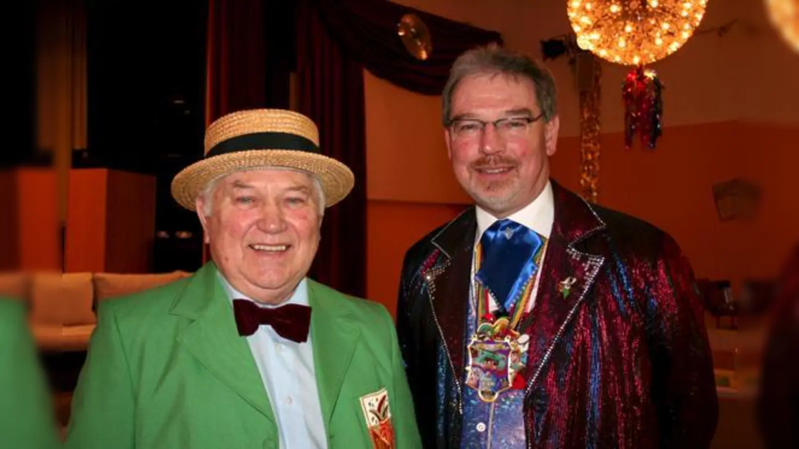 Fast 40 Jahre liegen  (Foto: Gründungsmitglied Karl Bucher (links) war als Karl I. 1966 der vierte Moosacher Faschingsprinz, Stadtrat und SPD-Fraktionschef Alexander Reissl regierte 2005.)