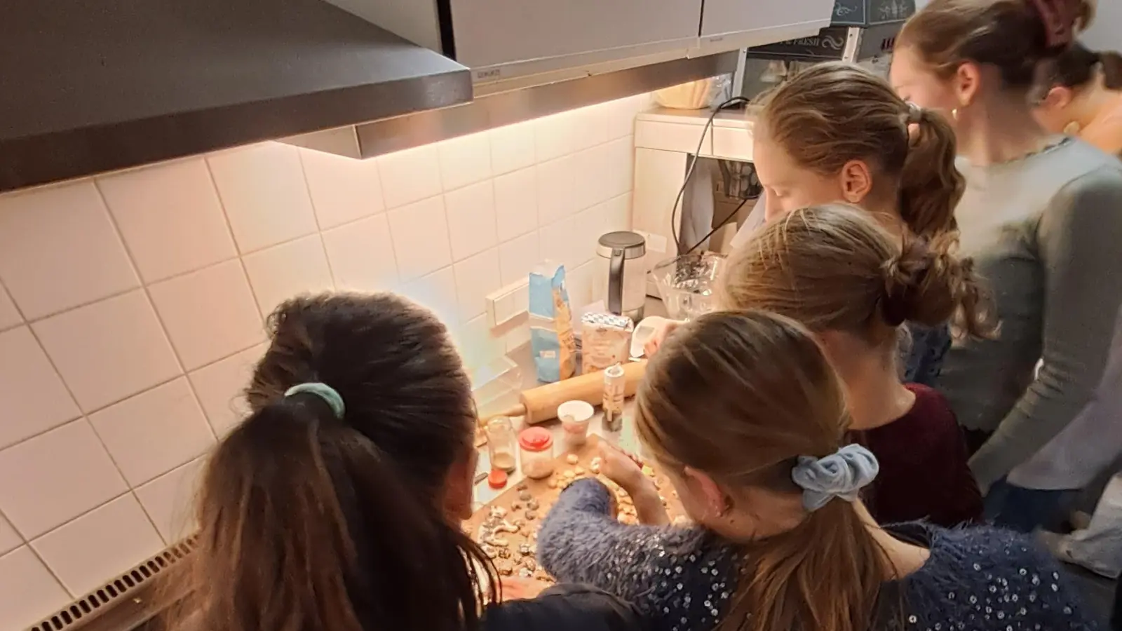 Zum gemeinsamen Kochen sind Mädchen ab der fünften Klasse eingeladen. Für Jungs gibt es einen eigenen Termin. (Foto: Echo e.V.)