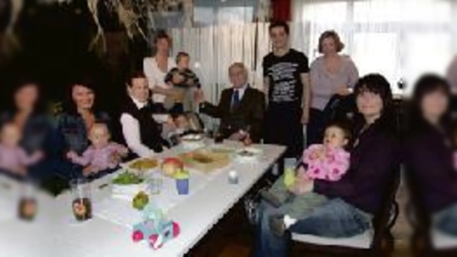 Im Gespräch mit den jungen Müttern  Helmut Engelmann genießt seine Mittagspause.	  (Foto: Privat)