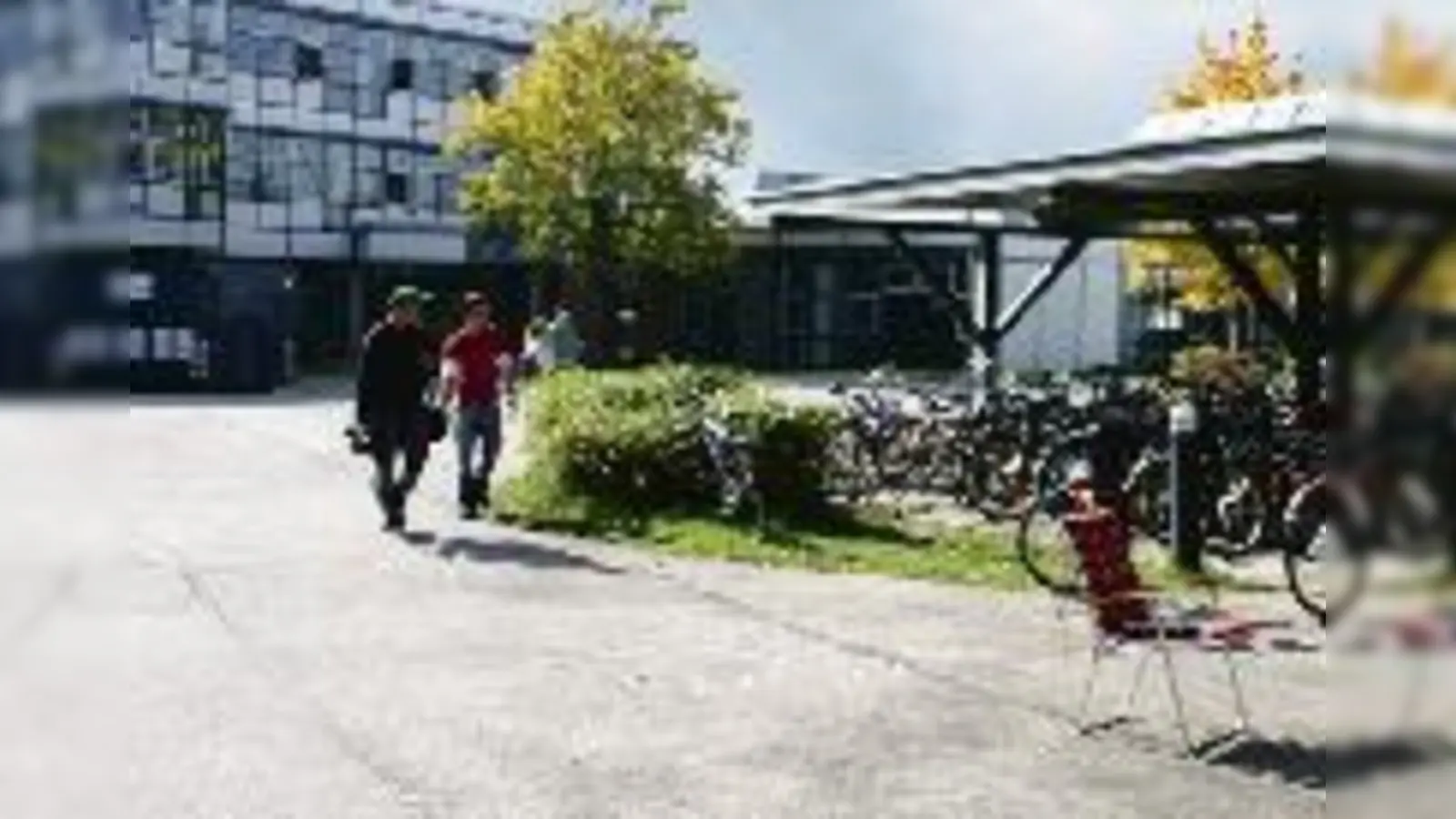 Unbemerkt? Das Produktionsteam der Pro7-Serie »Die Abschlussklasse 2006« tummelt sich derzeit auf dem Schulhof des  (Carl-Orff-Gymnasiums.Foto: gf)