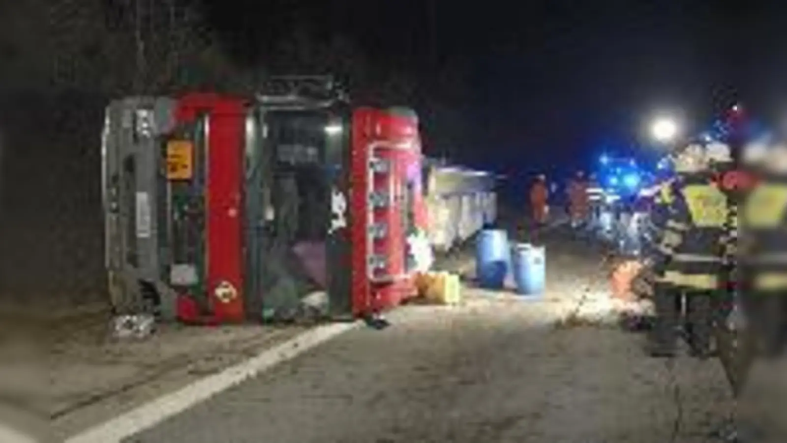 Verlor rund 200 Liter Dieseltreibstoff: der umgekippte Sattelschlepper.  	 (Foto: Feuerwehr)