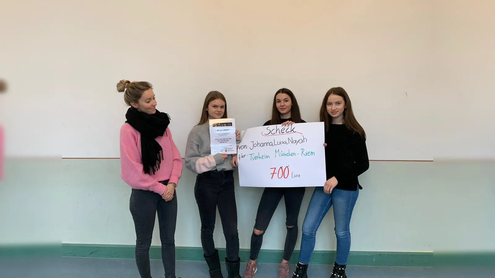 Johanna (2. v. li.), Luisa (2. v. re.) und Nayha (re.) der Fridtjof-Nansen-Realschule spendeten mit ihrem Projekt 700 Euro für die Igelstation des Tierheims Riem. (Foto: privat)