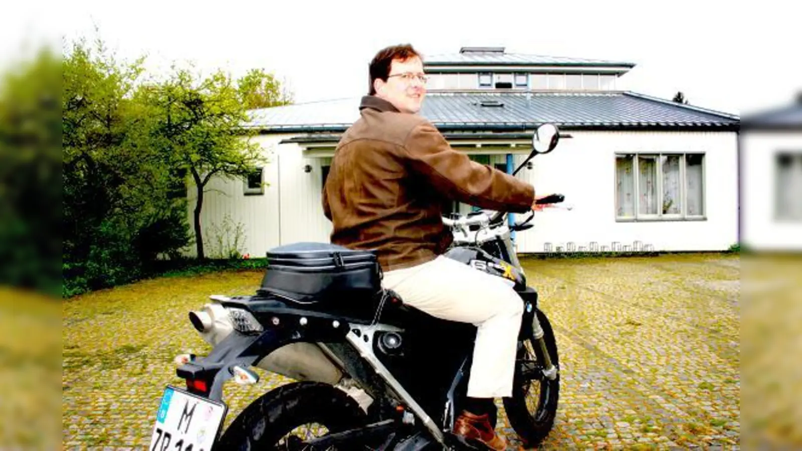 Mit dem Motorrad kam Pfarrer Frank Schäfer 2005 nach Moosach. Nun wird er die Gemeinde  natürlich mit dem Motorrad  wieder verlassen.  	 (Foto: ws)