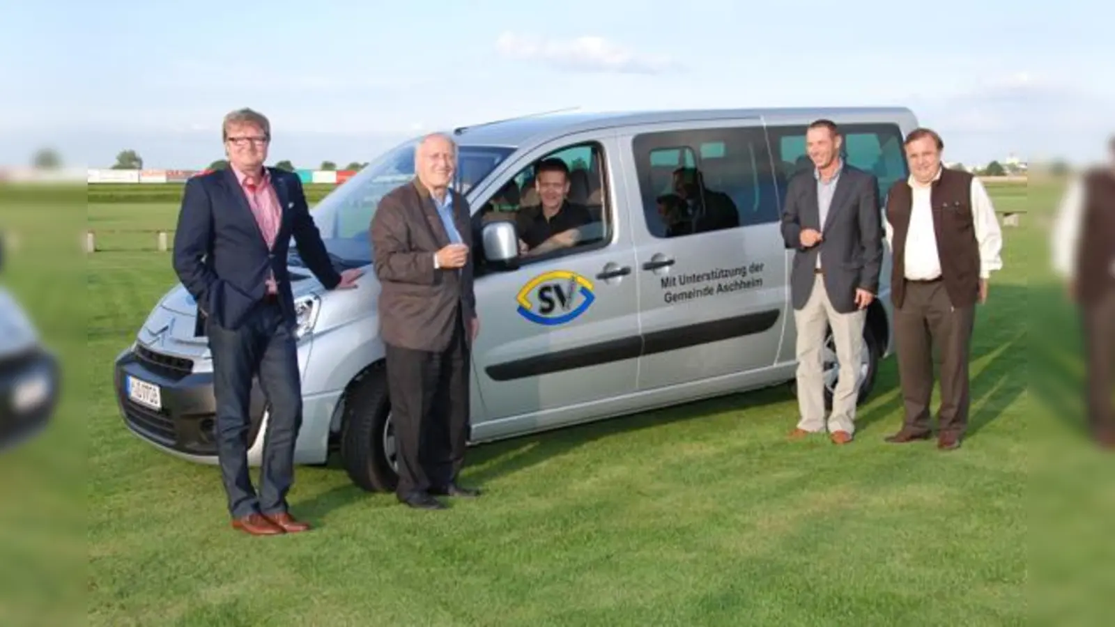 Die Bürgermeister Englmann (2. v. li.) und Hornburger (re.) übergaben den Autoschlüssel an den SVD-Vorsitzenden Vodermeier und Jugendleiter Höreth (am Steuer). Li.: Citroën-Vertreter Leder. 		 (Foto: SVD)