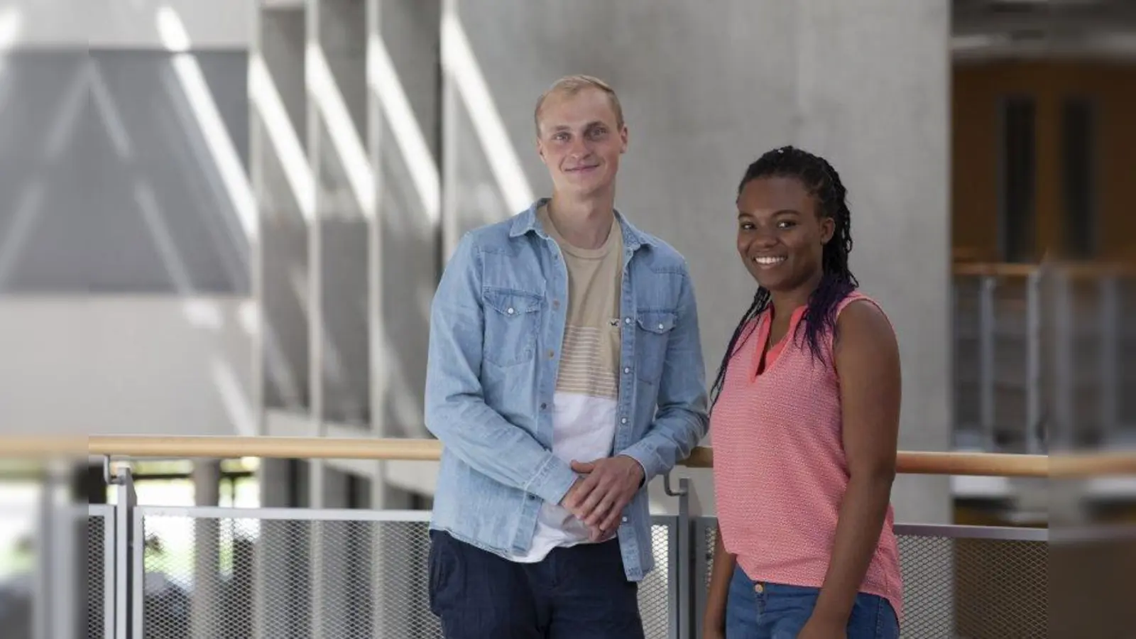 Florence Ndhlovu und Alexander Thurmaier haben im Sommer ihren Abschluss als Heilerziehungspfleger gemacht. (Foto: ICP)