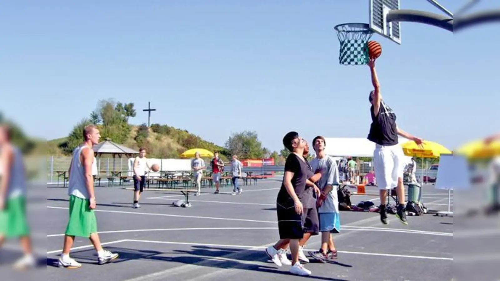 Neuer Funpark eröffnet: Drei Gemeinden finanzieren das gemeinsame Jugendprojekt für Streetballer, Skater und Beach-Volleyballer.	 (Foto: Pietsch)