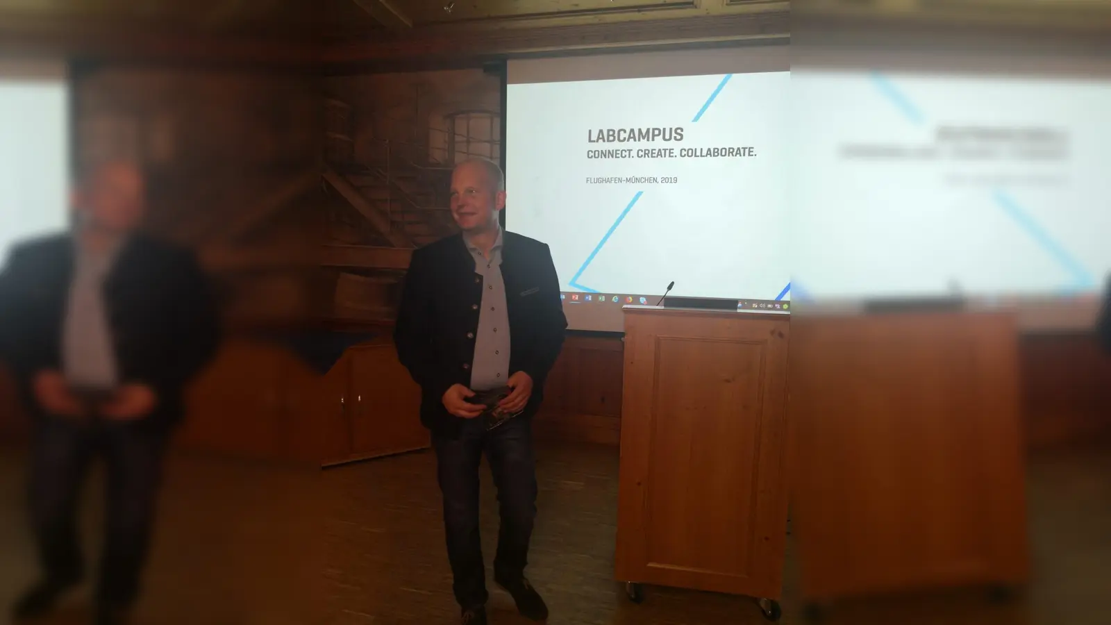 Referent Marc Wagener sprach über die Entwicklung der Flughafen München GmbH. (Foto: Petra Hoehl)