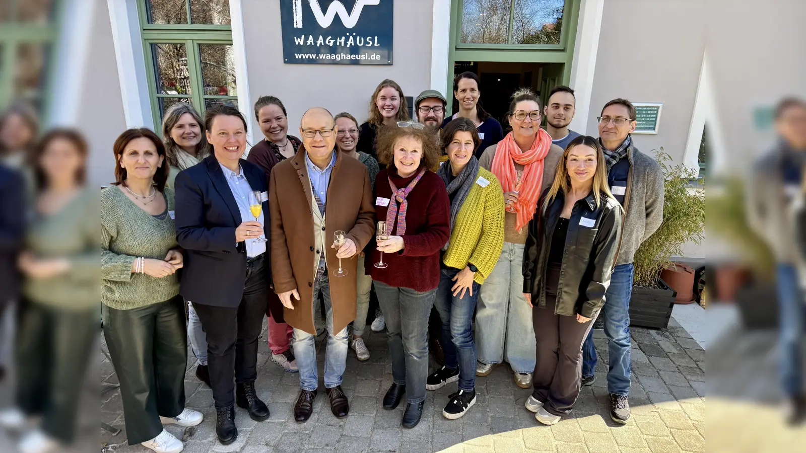 „Wir können uns glücklich schätzen, Sie hier in diesem schönen Haus vor Ort zu haben und ich sichere Ihnen unsere uneingeschränkte Unterstützung für die Zukunft zu“, so Bürgermeister Hermann Nafziger (5.v.l.) beim Waaghäusl-Empfang. (Foto: Ulrike Seiffert)