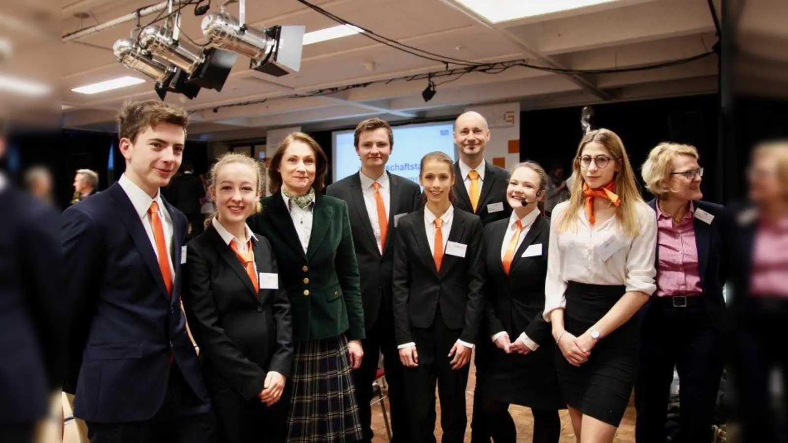 „Eine einzige Freude, dass es das gibt!” Schulleiterin Sylke Wischnevsky (dritte von links), Betreuungslehrer Markus Stöckle (vierter von rechts) und Jutta Möhringer vom TUMKolleg (rechts) mit einigen der Zwölftklässler. (Foto: us)