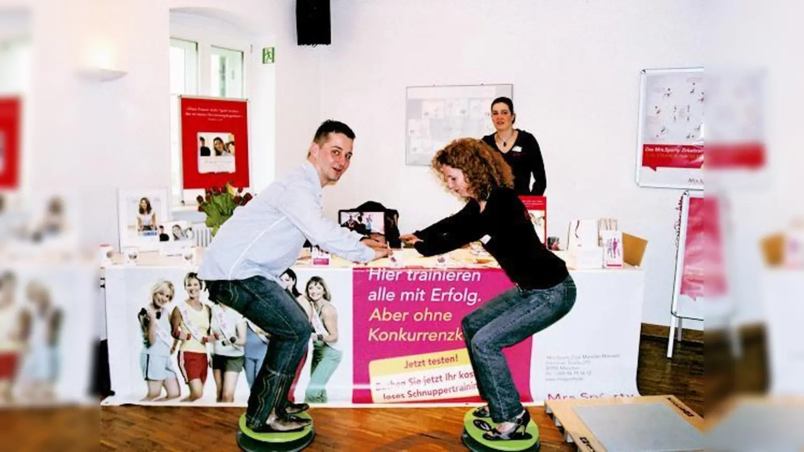 Joachim Jellbauer und Jana Hauth in Aktion am Stand von Mrs. Sporty.	 (Foto: Werner)