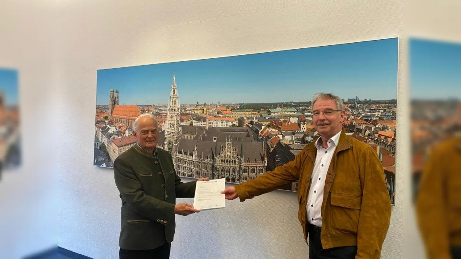 Klaus Menk, Vorsitzender des Flößer-Kulturverein München-Thalkirchen e.V., und CSU-Stadtrat Alexander Reissl bei der Übergabe der Unterschriften der Bürger. (Foto: CSU)