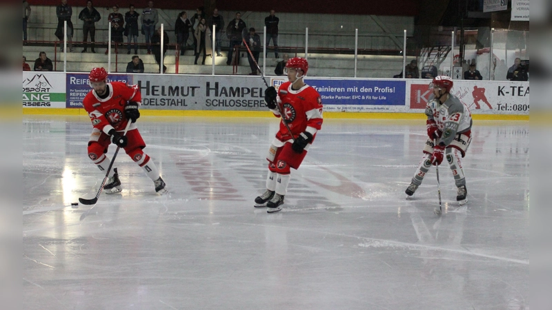 Verteidiger Marinus Kritzenberger (hier am Puck gegen den TEV Miesbach), der weiterhin für den EHC Klostersee spielt. (Foto: smg/Citypress)