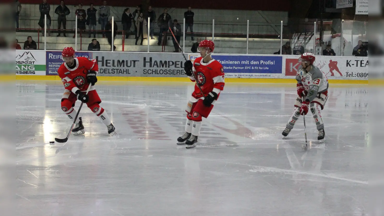Verteidiger Marinus Kritzenberger (hier am Puck gegen den TEV Miesbach), der weiterhin für den EHC Klostersee spielt. (Foto: smg/Citypress)