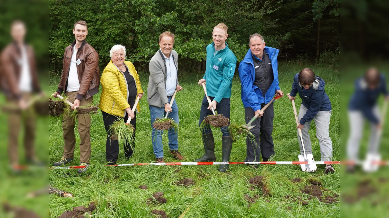 Erster Spatenstich mit (v.l.) Jonas Galdirs, Geschäftsführer von CO2-regio, Barbara Bogner, Stellvertreterin Landkreis München, Landrat Robert Niedergesäß, Willie Stiehler, Geschäftsführer der Energieagentur Ebersberg-München und Wolfgang Arnoldt, Vizepräsident des Deutschen Alpenvereins. (Foto: LRA)