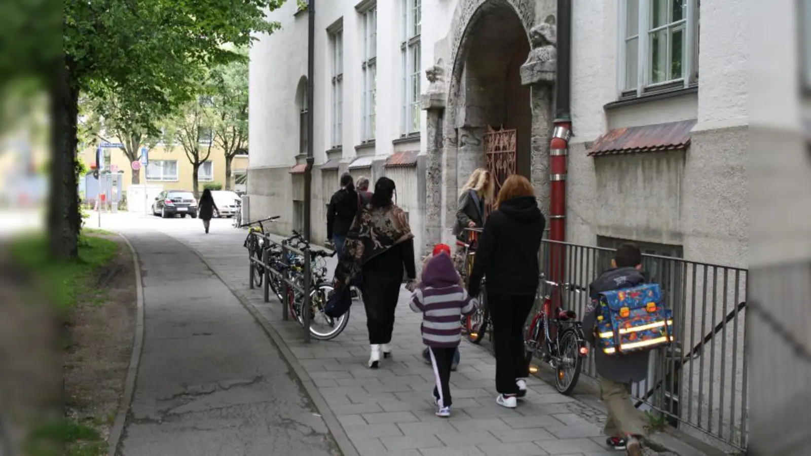 Zentrale und wichtige Einrichtung im Stadtviertel: Die Grundschule in der Hirschbergstraße. (Foto: sb)