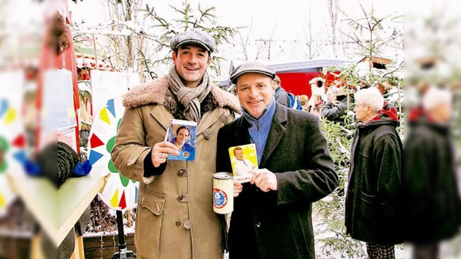 Auch Harry Blank, bekannt aus »Dahoam ist Da­hoam«, und Christian Buse, bekannt aus der Serie »Marienhof«, unterstützen den Weihnachtsmarkt zugunsten der krebskranken Kinder. 	 (Foto: Privat)