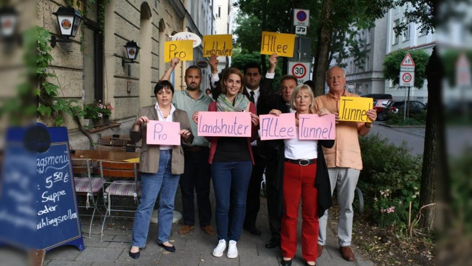 Die Bürgerinitiative „Pro Landshuter Allee Tunnel” setzt sich schon seit Jahren für die Tunnellösung ein: Paul Dechant, Nima Lirawi, Horst Werner und Michael Lotterschmid (hinten v.l.) zusammen mit Susanne Mayer, Sarah Sternkopf und Dorothea Dechant-Lotterschmid (vorne v.l.). (Foto: sb)