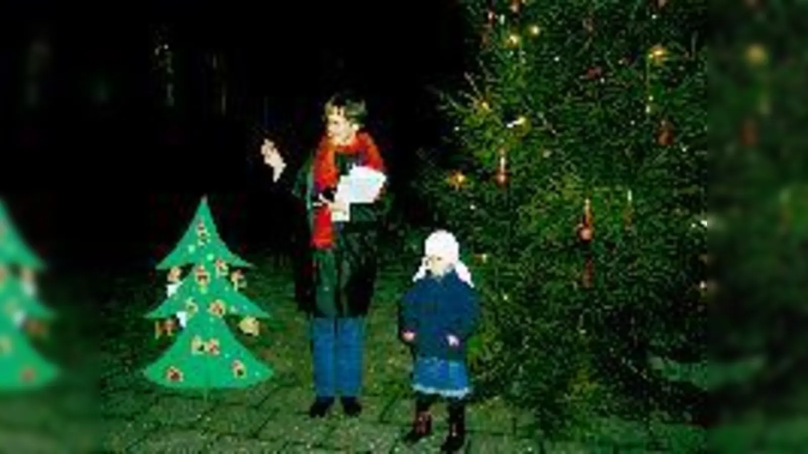 Die kleine Hannah durfte am Sonntag das erste Päckchen vom Adventskalender holen. Ihre Mami und Pfarrerin Barbara Franke eröffnete das Adventsbetthupferl der Gemeinden Dreieinigkeitskirche und Heilig Blut: den Adventskalender aus Geschichten. (Foto: ms)
