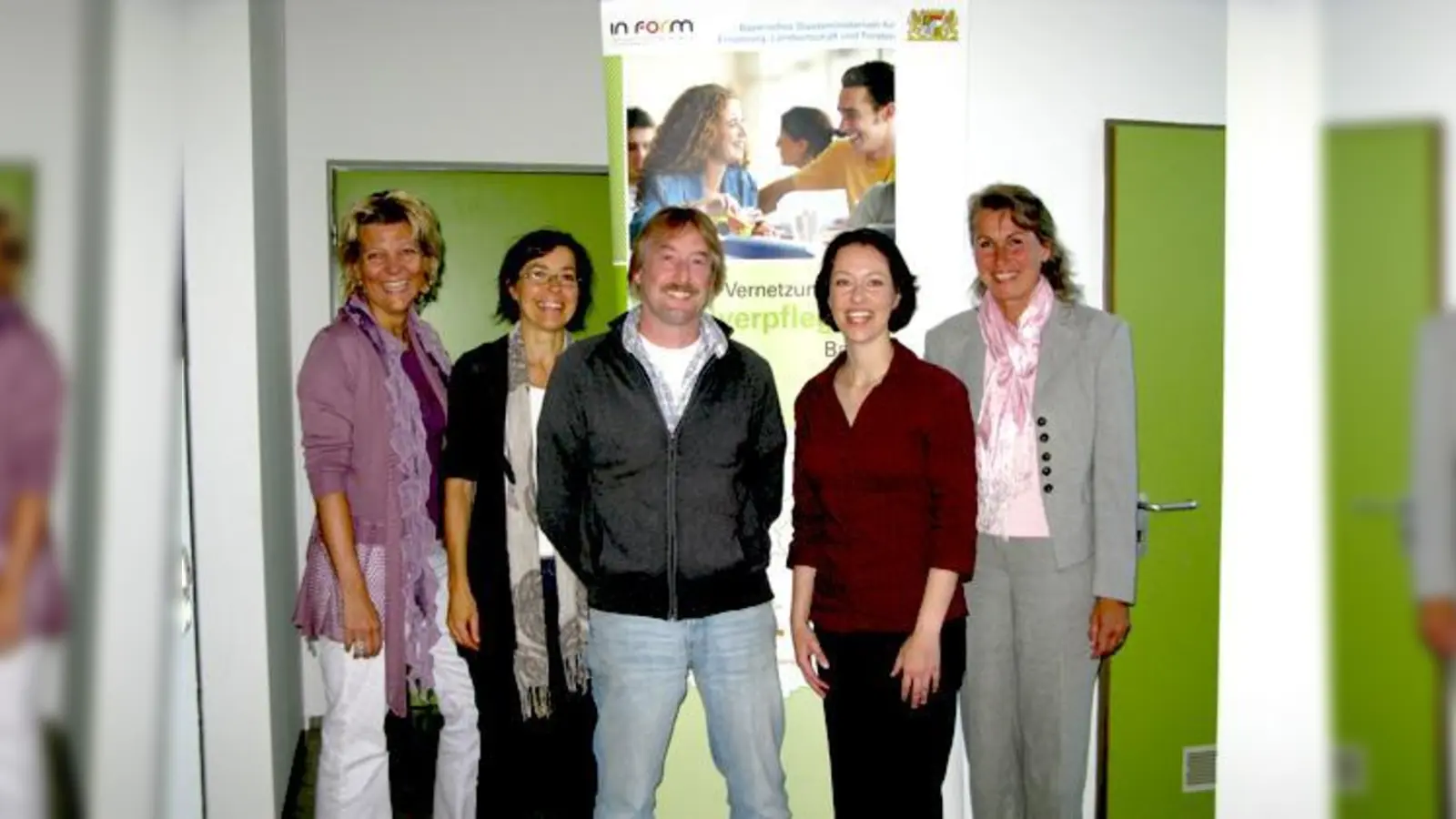 Leiterin Kristin Rieken (2.v.r.) schulte die Schulverpflegungs-Coachs Dr. Claudia Osterkamp-Baerens, Doris Bernhofer, Thomas Hoffmann und Dr. Barbara Erber (v.li.) für ihre Aufgaben im Modellprojekt. 	 (Foto: VA)