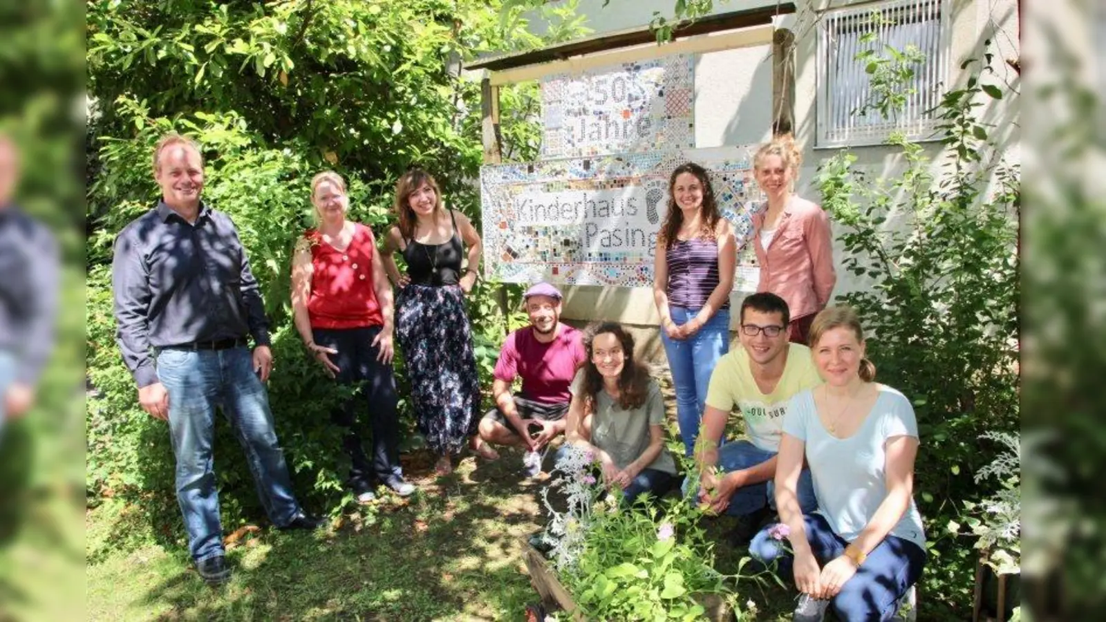 Jedes Kind sehen und individuell fördern: Das Kinderhaus Pasing hat einen Integrations- und heilpädagogischen Kindergarten sowie einen heilpädagogischen Hort für rund 65 Kinder. Im Bild Leiter Tobias Bauer (l.) mit einigen Betreuern aus dem Kinderhaus-Team. (Foto: us)
