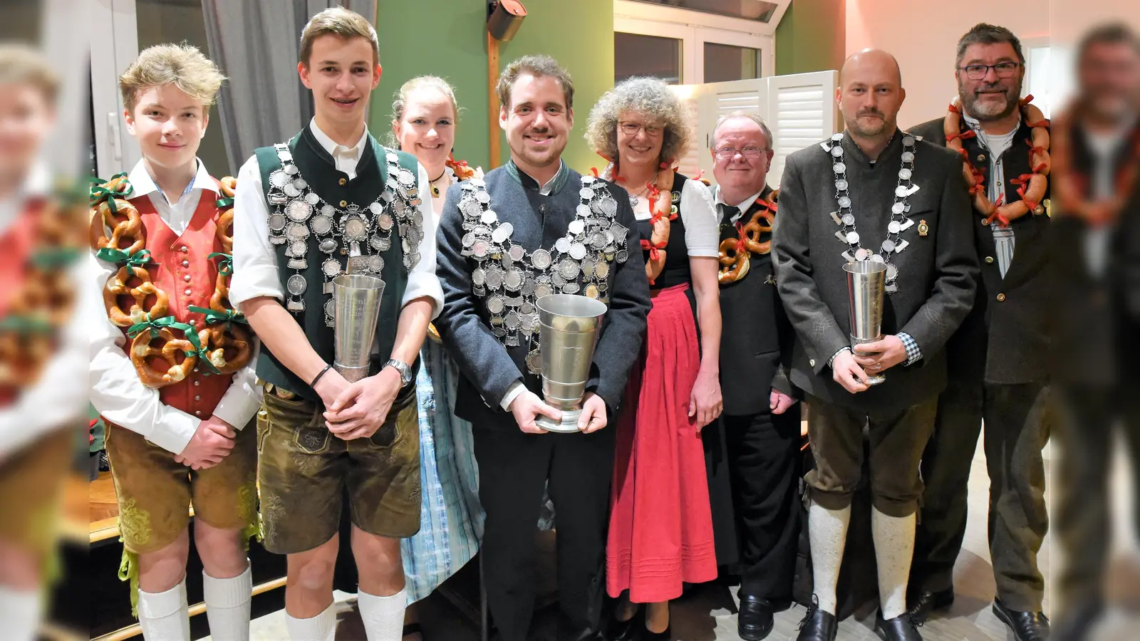 Jugendbrezenkönig Leopold Dinkel, Jugendkönig Sebastian Herrmann, LG-Brezenkönigin Karina Eberle, <br>LG- Schützenkönig Andreas Eder, LG-Wurstkönigin Kirsten Bürger, LP-Brezenkönig Werner Sommer, <br>LP-Schützenkönig Markus Beyer, LP-Wurstkönig Franz-Josef Pfeffer (v.l.).<br> (Foto: VA)