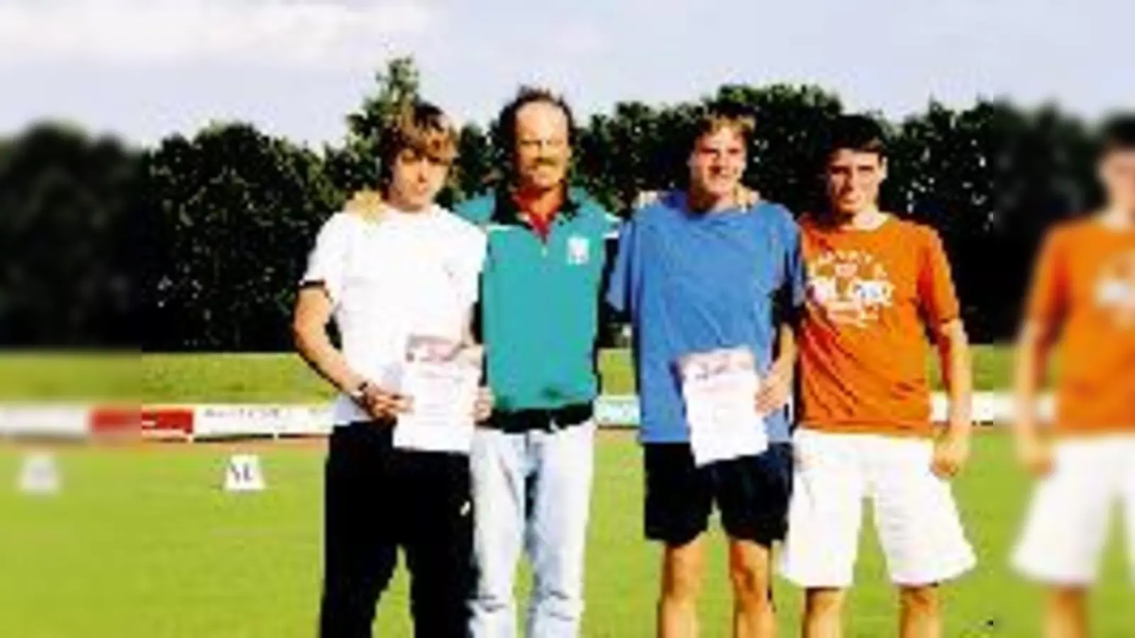 Der Ottobrunner Athlet Lukas Aufinger (2. v. re.) und sein Betreuer Alfred Deixler (re.). Links daneben Aufingers Trainingspartner vom TSV Vaterstetten, Tobias Anderl und dessen Trainer Albert Süß.  (Foto: TSV)