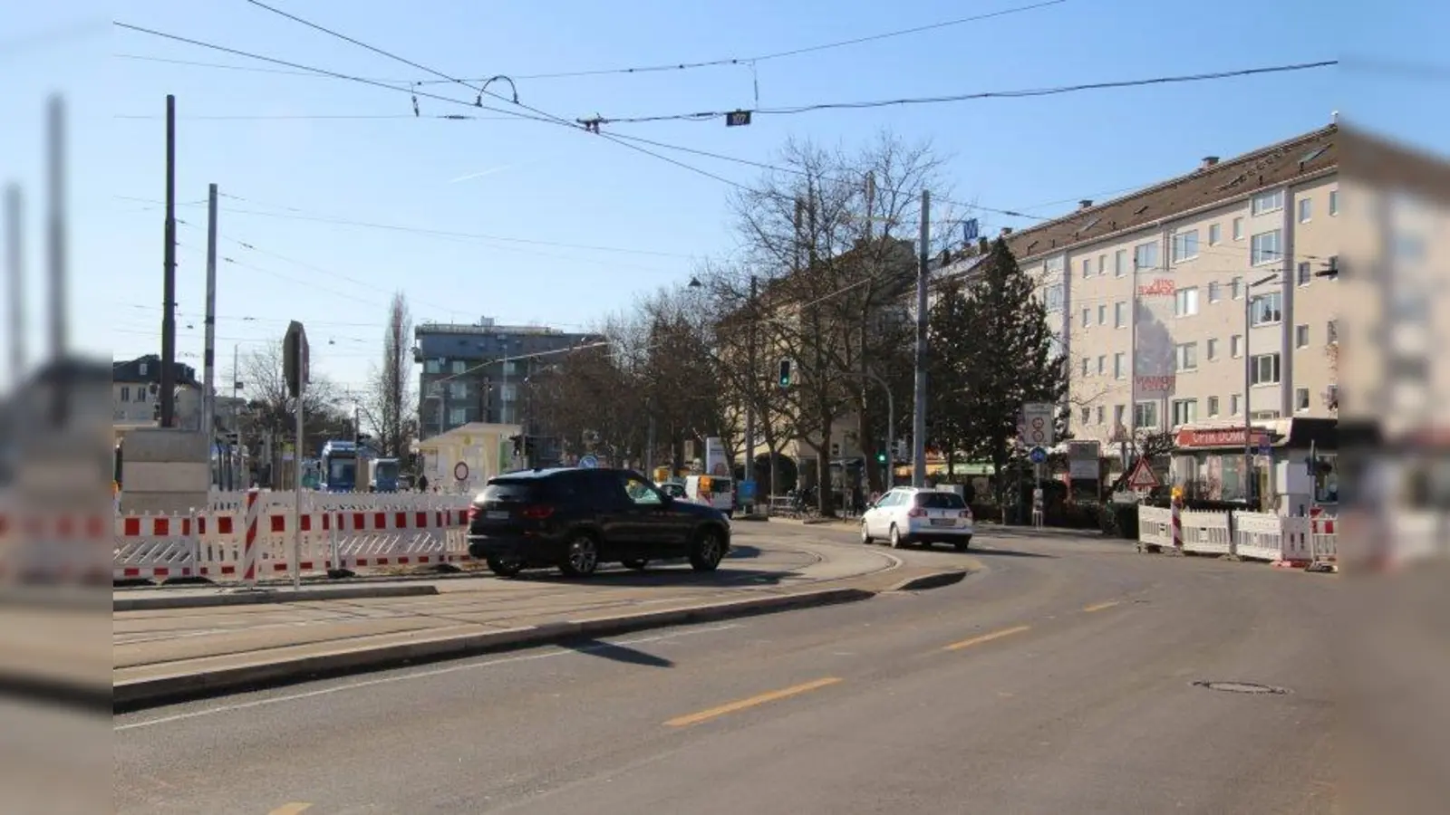 Die Straßenbauarbeiten am Romanplatz dauern voraussichtlich noch bis Herbst. (Foto: sb)