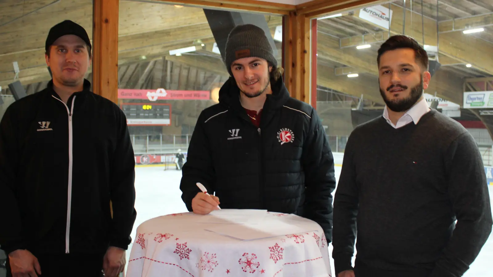 Der kanadische Torskorer Lynnden Pastachak (Mitte) mit Trainer Dominik Quinlan (links) und Ferdinand Bacher vom Vorstand des EHC Klostersee bei der an Heiligabend bekannt gegebenen Vertragsverlängerung. (Foto: smg/EHC)