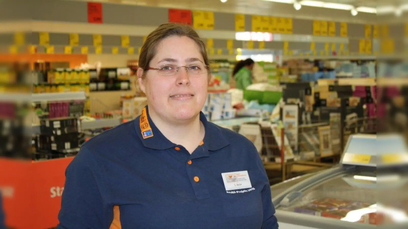 Susanne Beier, 28 Jahre, Filiale Dachau Süd: „Es macht mir großen Spaß im Team zu arbeiten. Wir können hier sehr viel Eigenverantwortung zeigen, das ist schon toll und passt auch gut zu meiner Ausbildung als Handelsfachwirtin bei ALDI SÜD Natürlich ist auch die Teamarbeit wichtig. Gerade bei Problemen kommunizieren wir gut untereinander. Deshalb läuft es auch so gut.“ (Foto: sb)