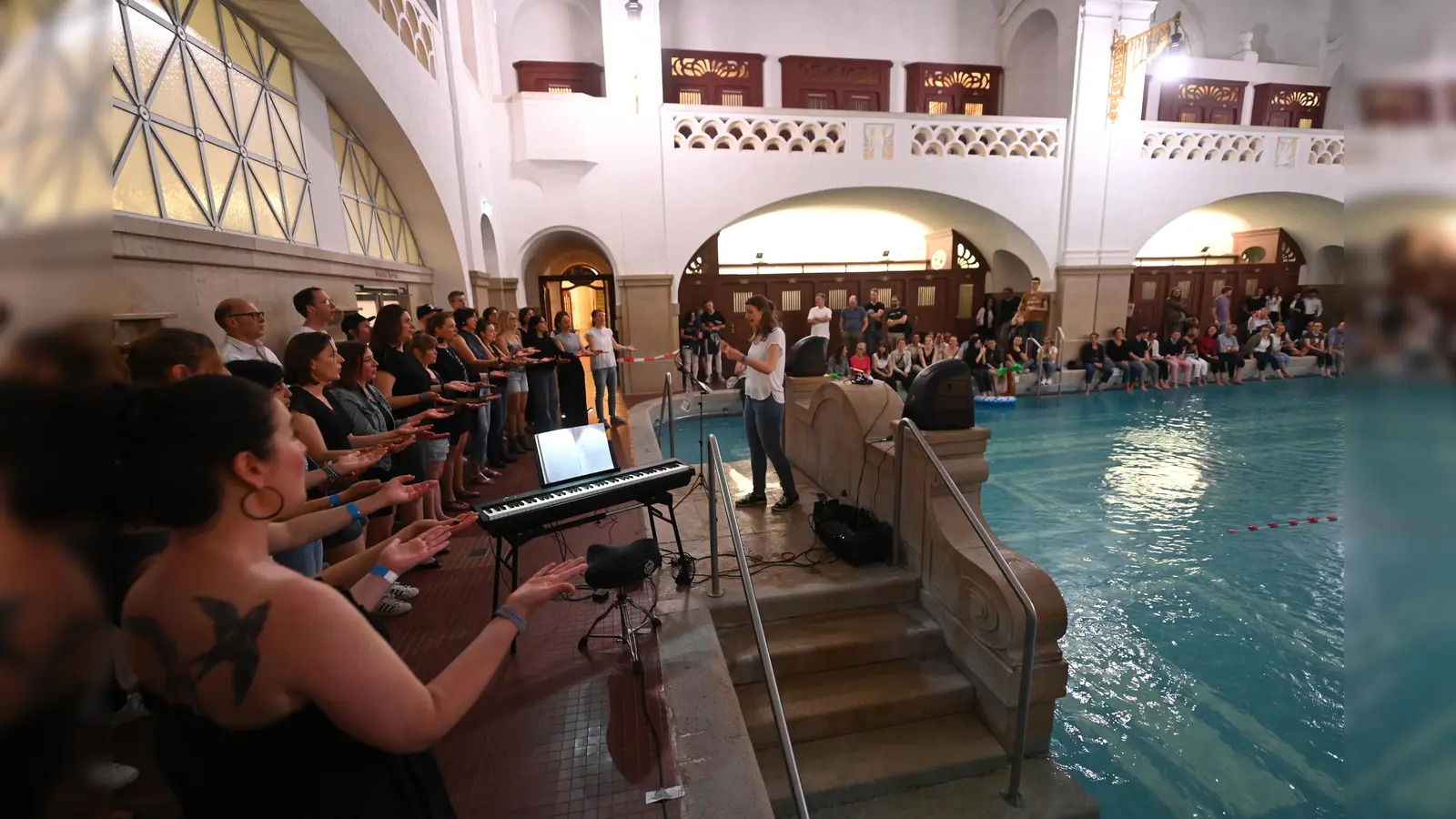 Im Müller'schen Volksbad singen Chöre wie der Bud Spenzer Heart Chor, Robins Choruso und die Harmunichs direkt am Beckenrand. (Foto: Stephan Rumpf)