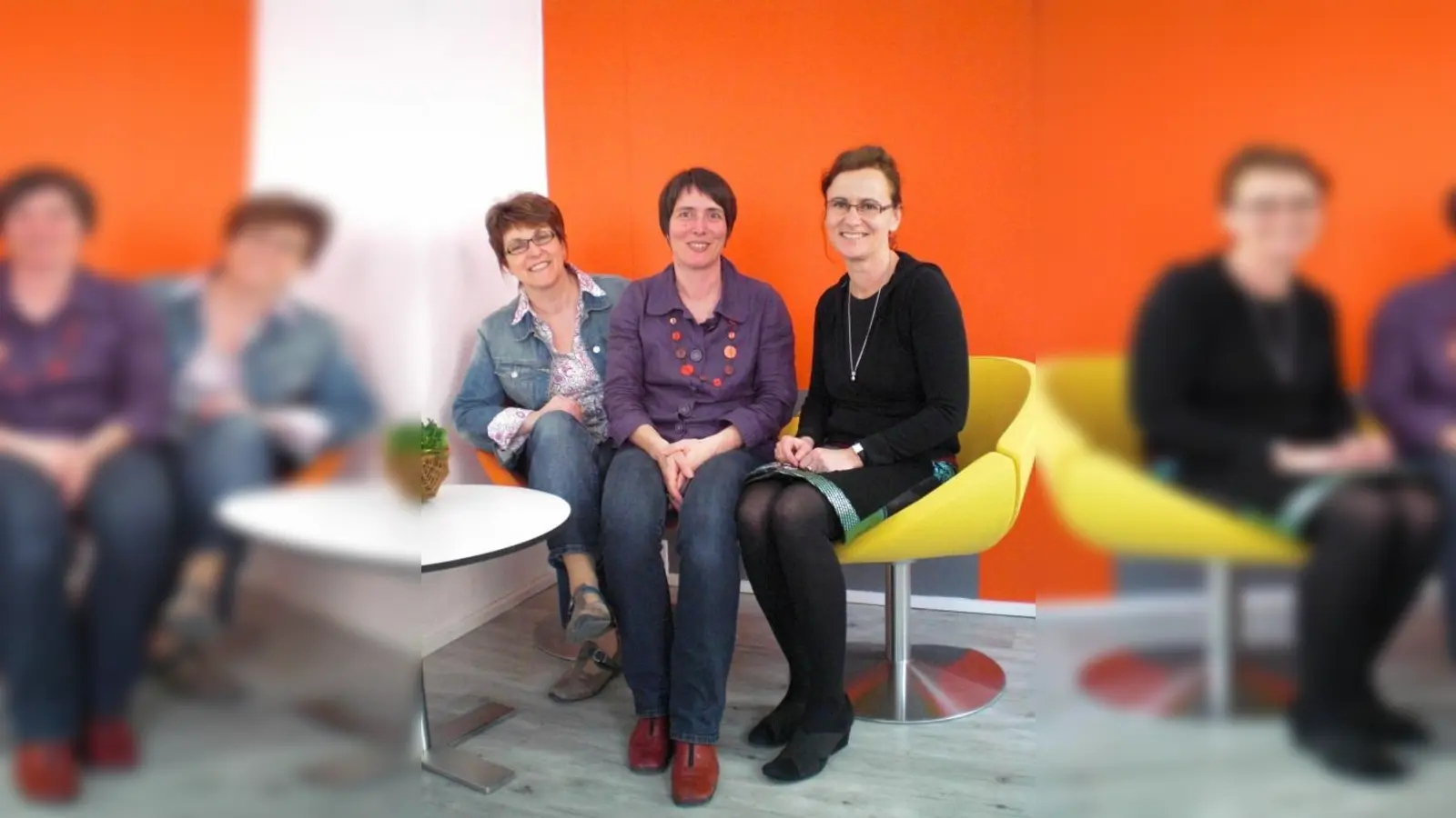 Bildungsmanagerin Stefanie Waizer-Fichtl (Mitte) und die beiden Bildungsberaterinnen Iris Stolz (l.) und Susanne Loibl (r.) haben sich viel vorgenommen: „Die Programmpunkte reichen bis ins nächste Jahr.” (Foto: SE)