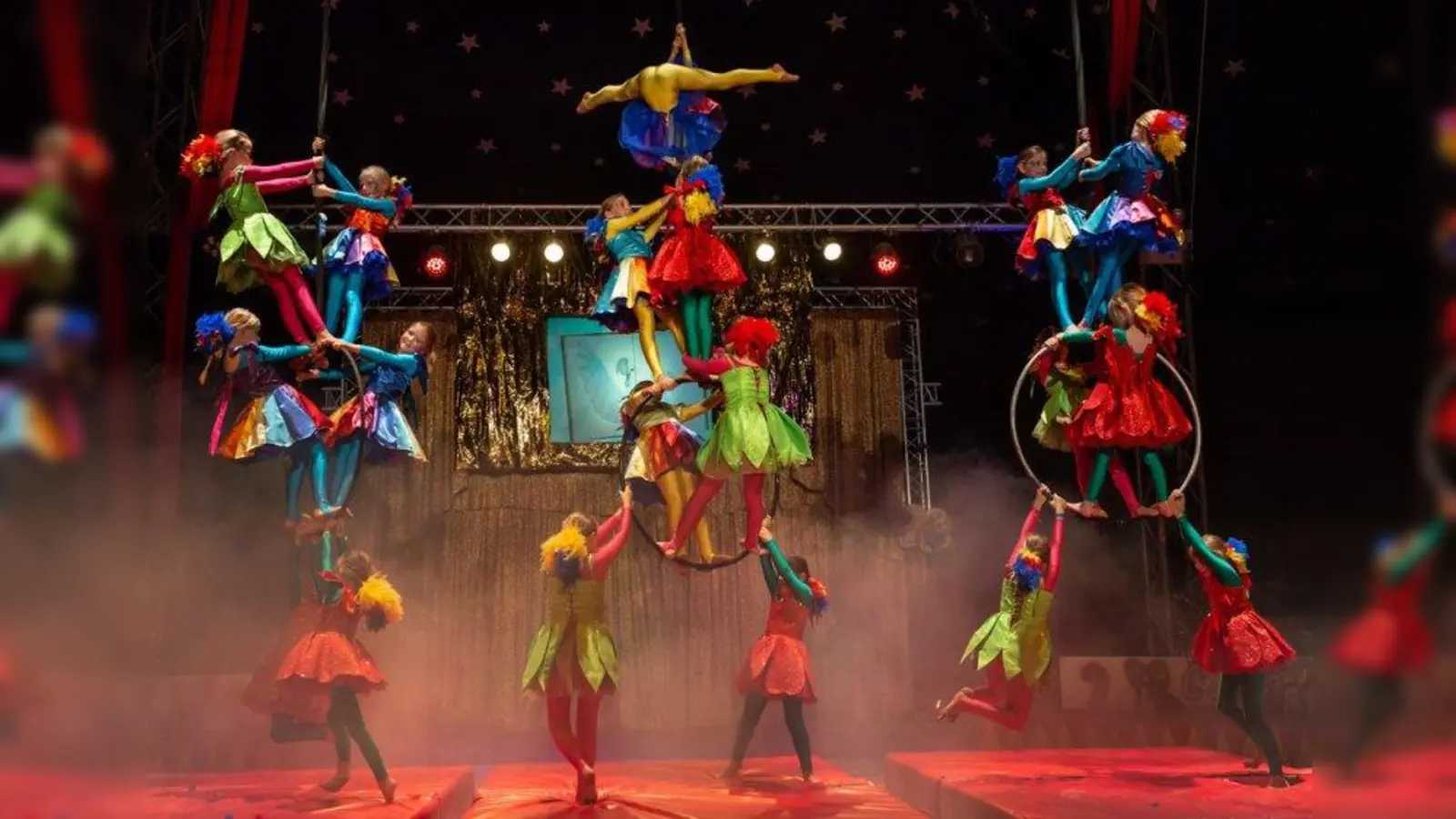 Luftartistik bei Lilalu: Bei den Zirkusshows zum Abschluss der Workshops glänzen die jungen Artisten in phantasievollen Kostümen. (Foto: Felikss Francer)