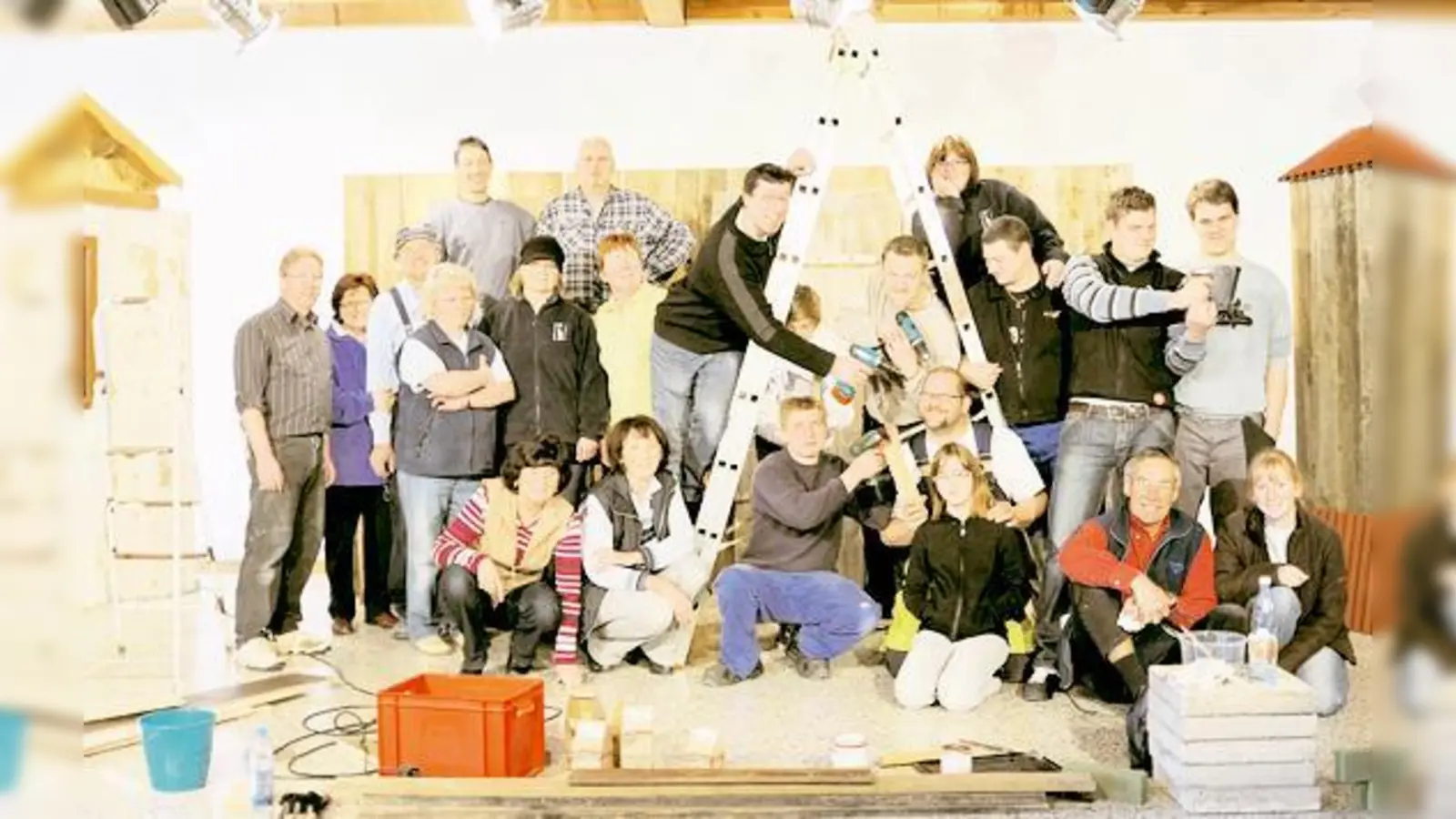 Für ein schönes Bühnenbild wurde fleißig gesägt und gehämmert.  (Foto: Privat)