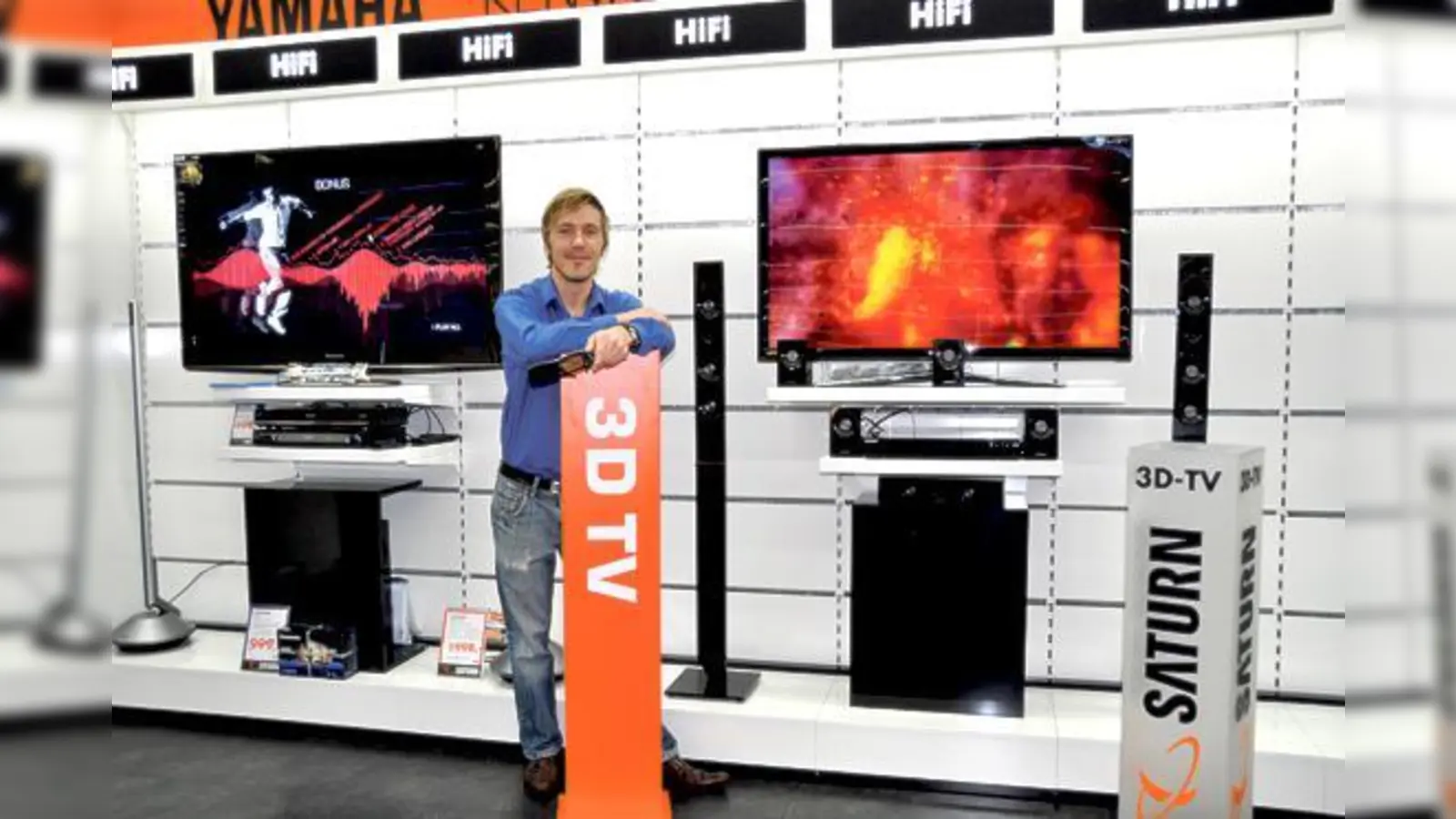 Die neue  (Foto: 3D-Fernseher bieten eine neue Dimension des Filmeschauens. Saturn-Mitarbeiter Maik Dickhoff erklärt Ihnen gerne die Unterschiede der verschiedenen Modelle.)