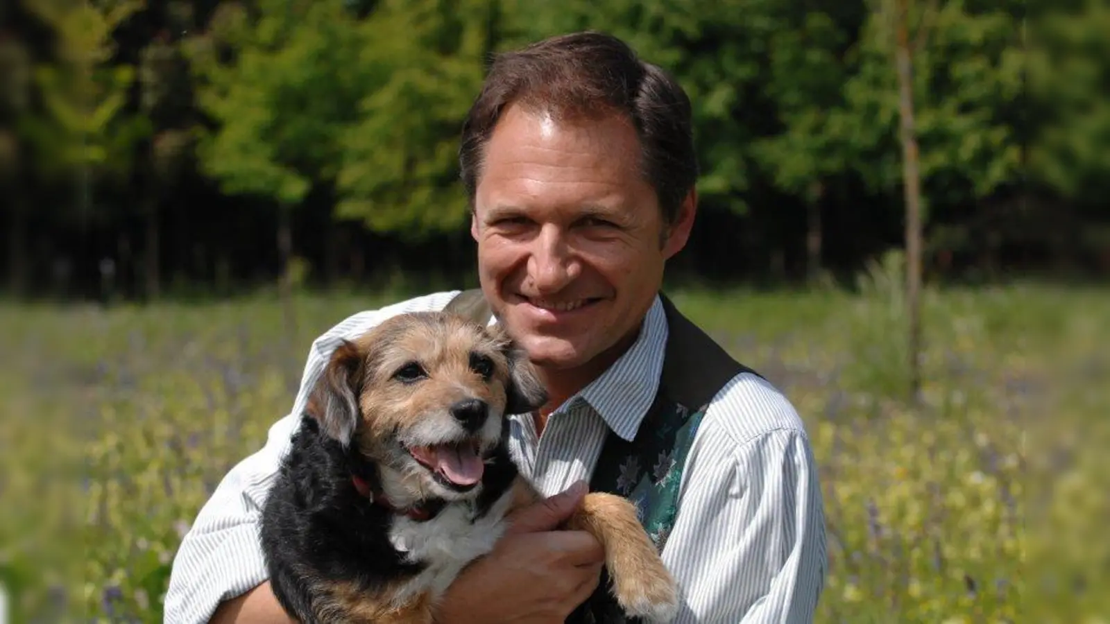 Schauspieler Winfried Frey, hier mit seiner Terrier-Mix-Hündin Trixi, ist derzeit auch noch in andere Film- und Theaterprojekte eingebunden: Heiter bis tödlich - München 7, als PHM Hans Kneidl; bei SOKO Kitzbühel, Garmisch Cops und dem Komödienstadel. (Foto: pi)