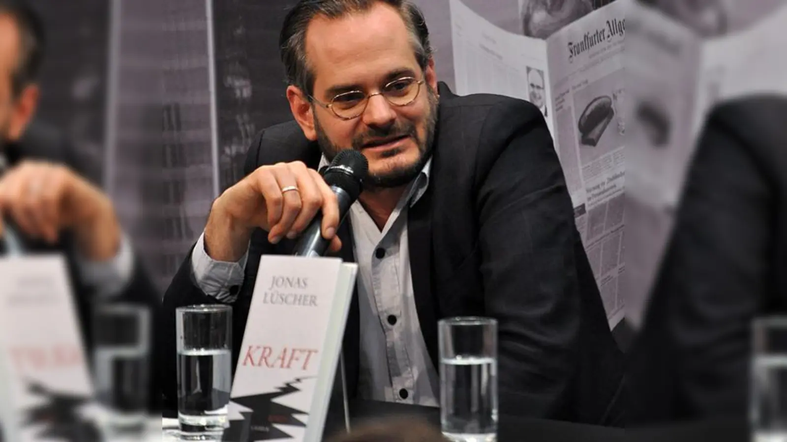 Jonas Lüscher mit seinem Buch »Kraft«, für das er mit dem Tukan-Preis der Landeshauptstadt ausgezeichnet wird.	 (Foto: Jonas Rogowski, CC-BY-SA 4.0)