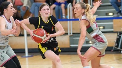 Emma Steinbicker (Mitte) setzt sich gegen zwei Rosenheimerinnen durch. (Foto: Wolfgang Eberle)