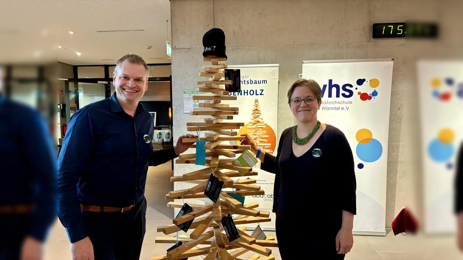 Die VHS Würmtal initiierte den Würmtaler Demokratie-Abend. Klaus Tonte (Vereinsvorsitzender des VHS Würmtal e.V.) und Juliana Bake (Leitung und Programmplanung an der VHS Würmtal) freuten sich über den gelungenen Abend.. (Foto: Ulrike Seiffert)