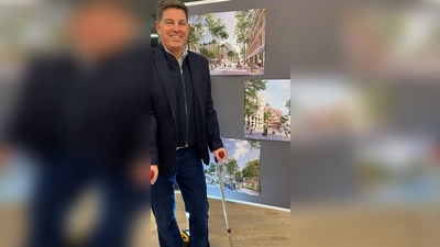 Bürgermeister Ullrich Sander ließ es sich trotz Krücken nicht nehmen, fleißig die Werbetrommel für das Groß-Projekt zu rühren. (Foto: hw)