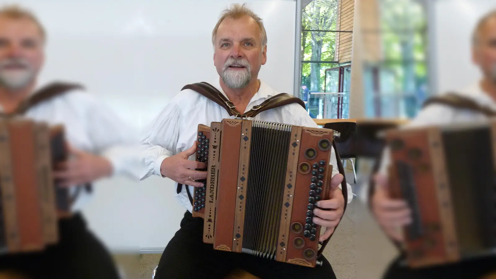 Michael Käsbauer mit seiner böhmischen Ziehharmonika. (Foto: LRA Erding)