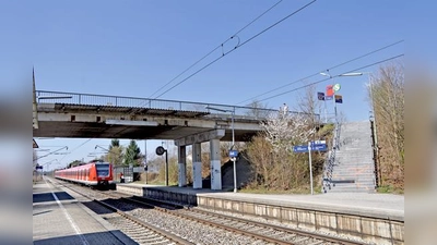 Ende April wird die Brücke am S-Bahnhof Grub abgerissen, bis August soll  hier eine neue gebaut werden.	 (Foto: Sybille Föll)