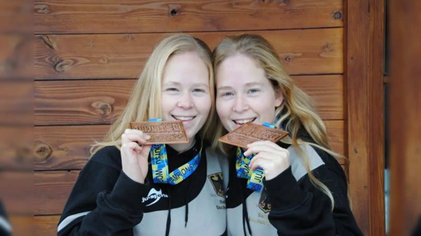 Die beiden Weltmeisterinnen Sarah und Sabrina Gschoßmann präsentieren stolz ihre Bronze-Medaillen.  (Foto: Horst Gschoßmann)