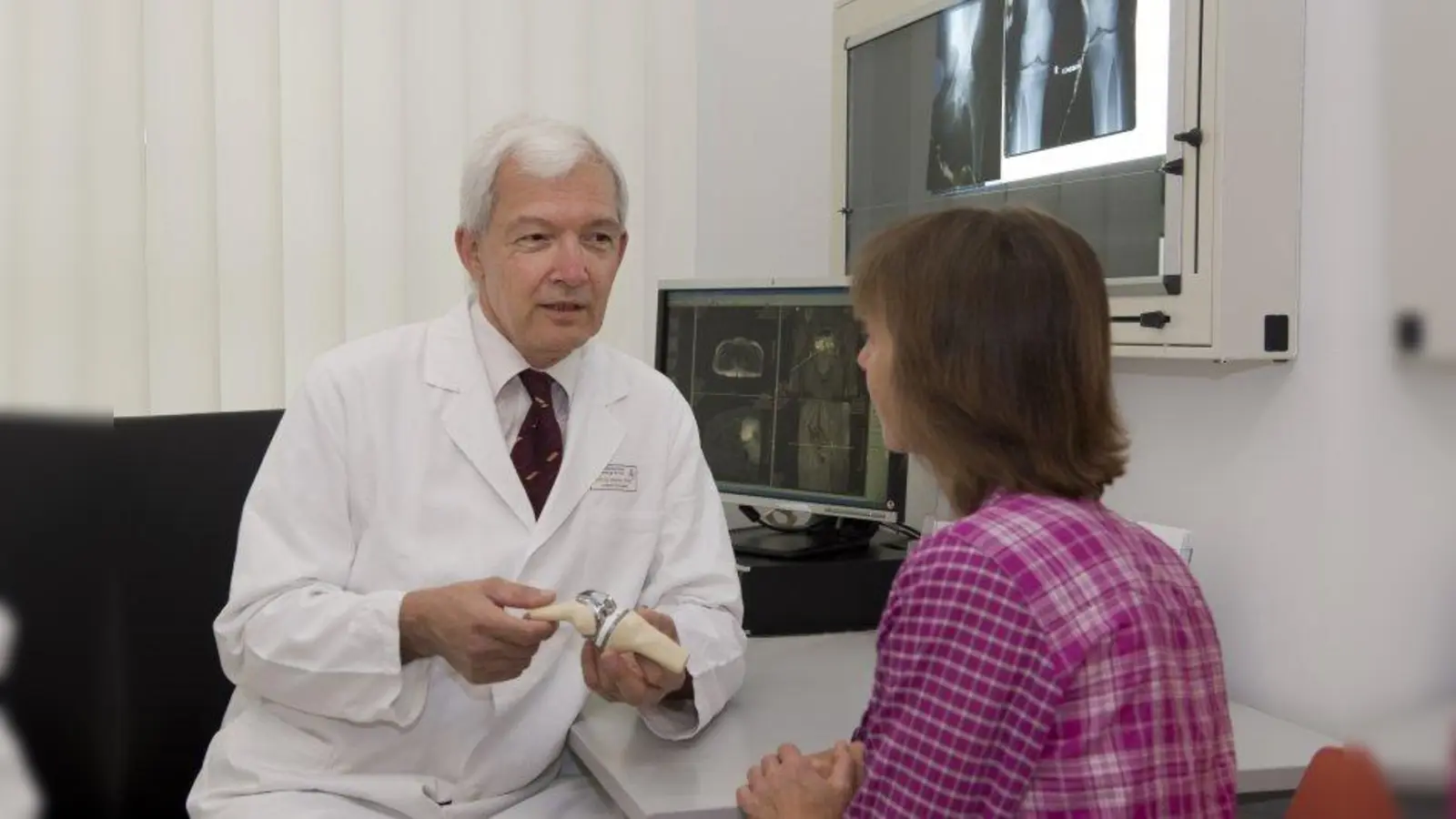 Prof. Dr. Werner Plötz berät seine Patienten eingehend vor einer geplanten Operation. (Foto: Claudia Rehm)