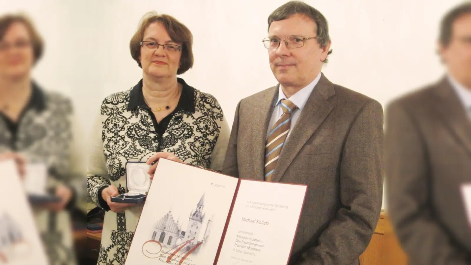 Bürgermeisterin Christine Strobl überreichte Michael Kollatz die Medaille und die Urkunde. (Foto: pi)