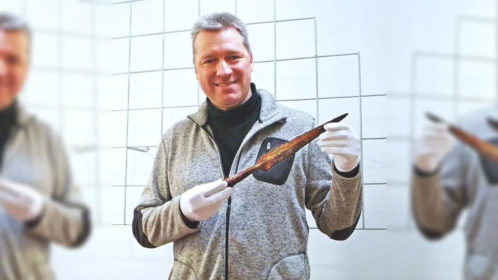 Museumsleiter Bernhard Schäfer zeigt eine frühmittelalterliche Lanzenspitze aus dem Grafinger Raum, die auch in der Ausstellung zu sehen ist.	 (Foto: Museum)