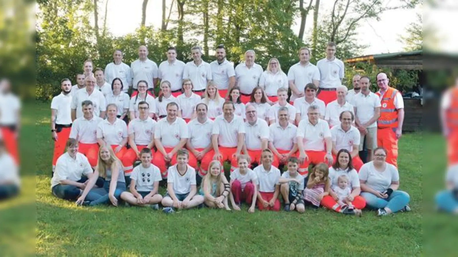 Die Mitglieder und Jungmitglieder der BRK Bereitschaft  Ismaning beim Gruppenfoto.	 (Foto: BRK Ismaning)