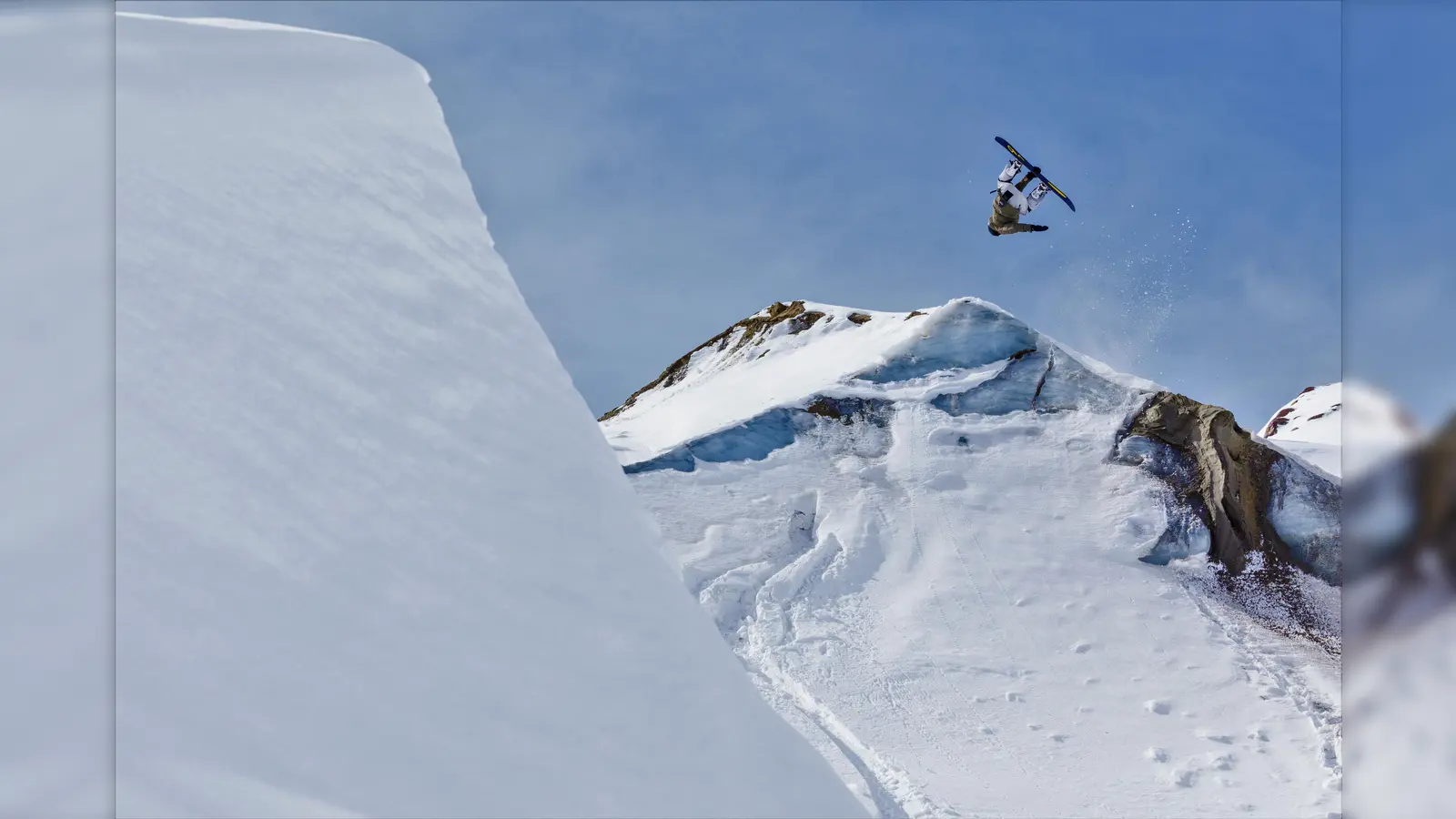 Szenen wie diese begeistern beim Outdoor-Filmfestival und lassen den Atem der Zuschauer stocken. Live dabei sind Regisseure und berühmte Protagonisten, wie beispielsweise Tamara Lugner.  (Foto: ®NINE&ONE, Foto Lukas Schaefer)