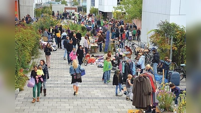 Flohmarkt am 3. Oktober in der Wohnanlage an der Heinrich-Böll-Straße in der Messestadt.	 (Foto: Bettina Brömme)