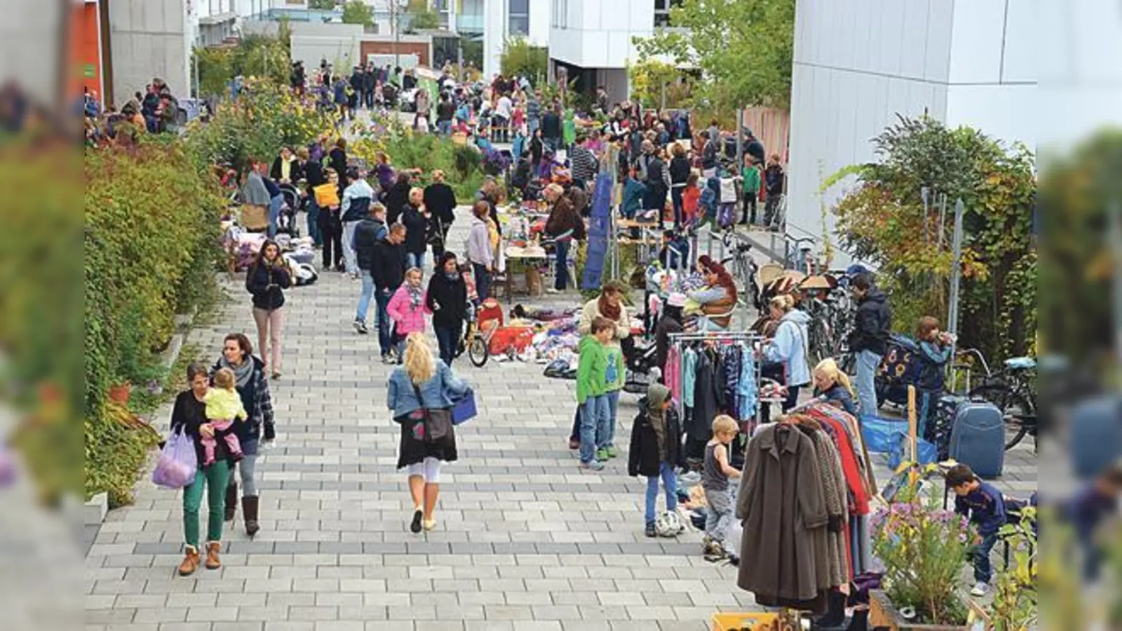 Flohmarkt am 3. Oktober in der Wohnanlage an der Heinrich-Böll-Straße in der Messestadt.	 (Foto: Bettina Brömme)